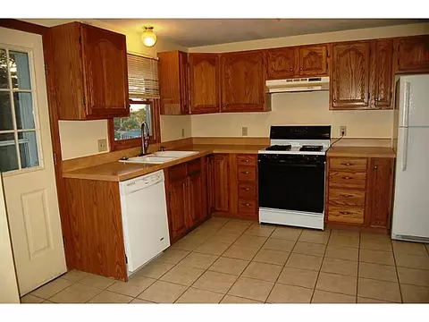 33 Arland Ct, Woonsocket, RI 02895 photo 3