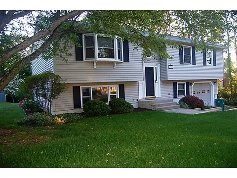 33 Arland Ct, Woonsocket, RI 02895 photo 1