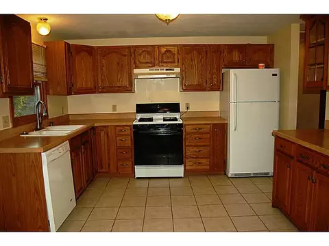 33 Arland Ct, Woonsocket, RI 02895 photo 2
