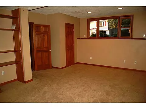 33 Arland Ct, Woonsocket, RI 02895 photo 9