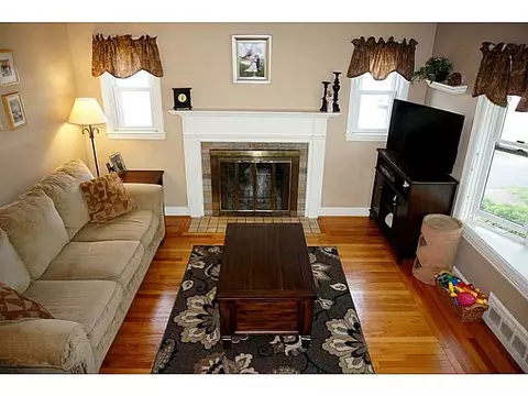75 Hardwick St, Warwick, RI 02889 photo 3