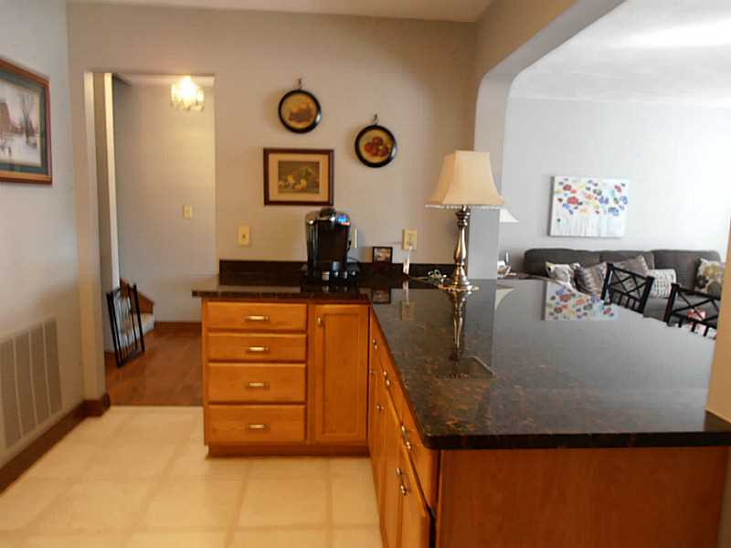502 Brookhaven Ln, Woonsocket, RI 02895 photo 2