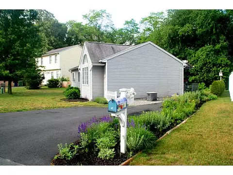 10 Cameron Ct, Warwick, RI 02886 photo 3
