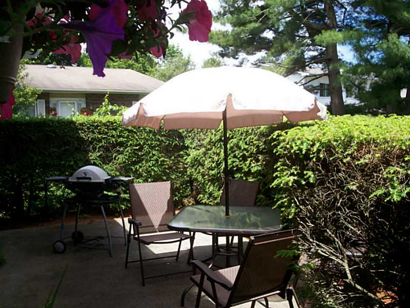 492 Round Hill Ct, Warwick, RI 02886 photo 2