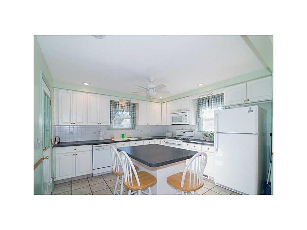 144 Circuit Dr, Riverside, RI 02915 photo 3