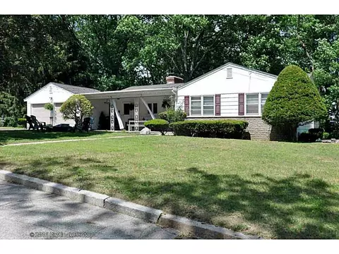 71 Castle Heights Ct, Woonsocket, RI 02895 photo 1