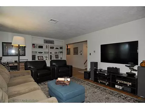 71 Castle Heights Ct, Woonsocket, RI 02895 photo 6