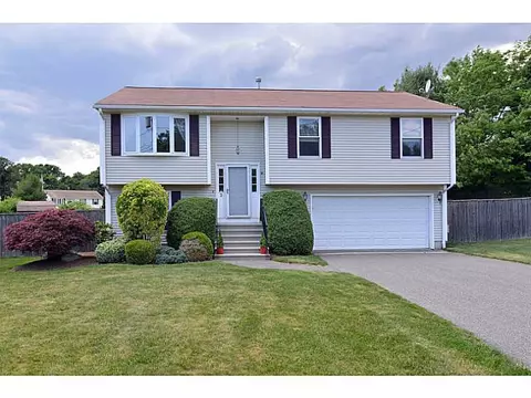 3 Hamlet Ct, Bristol, RI 02809 photo 2