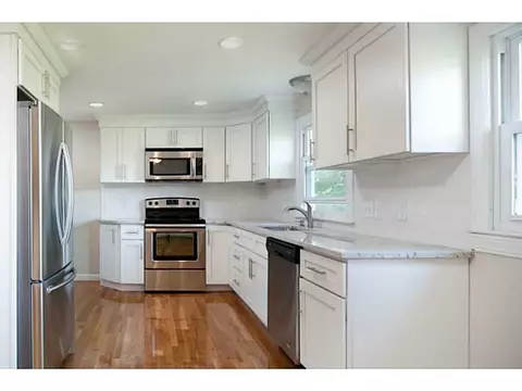 98 Poplar St, Woonsocket, RI 02895 photo 4