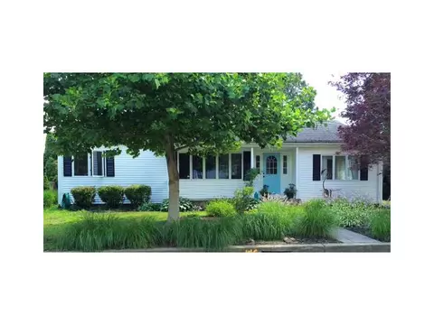 9 Gladding St, Bristol, RI 02809 photo 1
