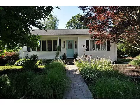 9 Gladding St, Bristol, RI 02809 photo 2