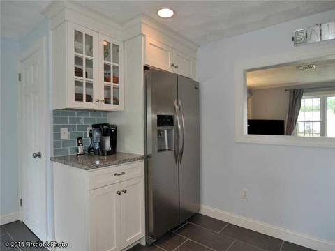 372 Manor Dr, Warwick, RI 02888 photo 9