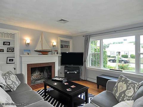 372 Manor Dr, Warwick, RI 02888 photo 4