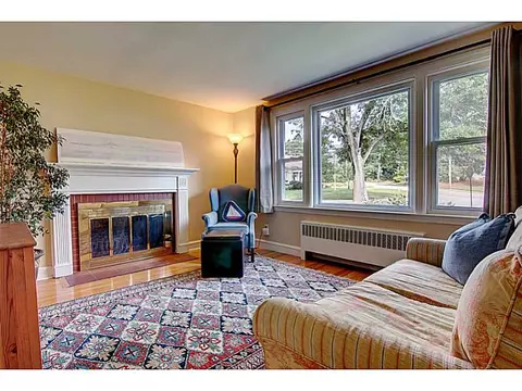 2 Roberta Dr, Barrington, RI 02806 photo 2