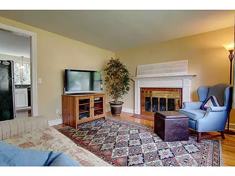 2 Roberta Dr, Barrington, RI 02806 photo 4