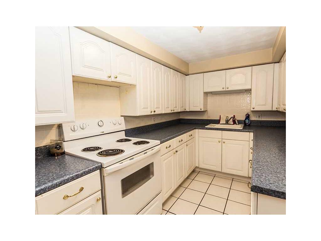942 Mendon Rd, Woonsocket, RI 02895 photo 6