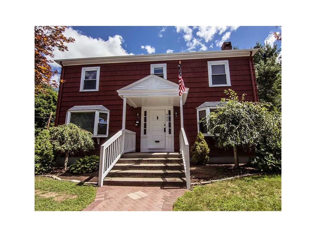 942 Mendon Rd, Woonsocket, RI 02895 photo 1