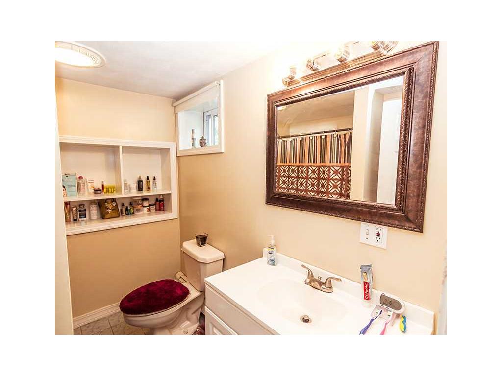 942 Mendon Rd, Woonsocket, RI 02895 photo 8