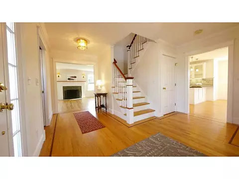 7 Paddock Ln, Middletown, RI 02842 photo 3