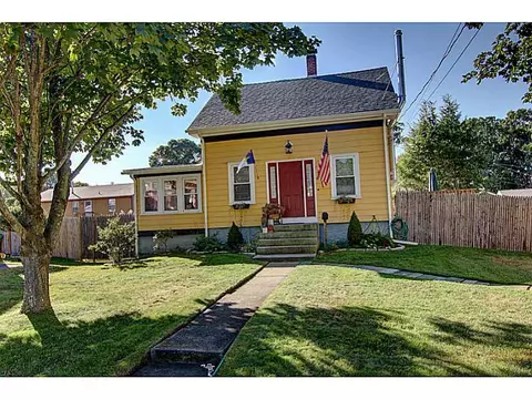 150 Vernon St, Warwick, RI 02889 photo 2