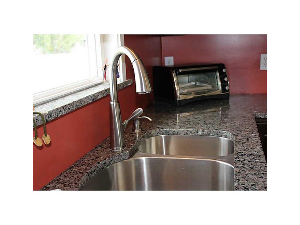 11 Thomas St, Warwick, RI 02886 photo 3