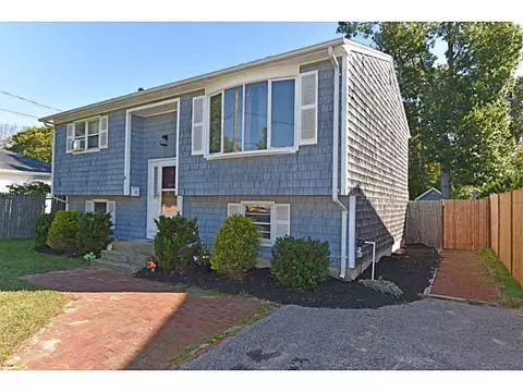 4 Thayer Pl, Warwick, RI 02888 photo 1