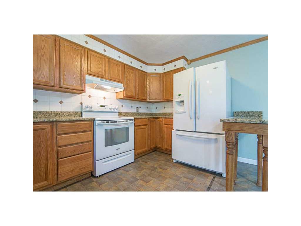7 Aubin Ave, Warren, RI 02885 photo 3
