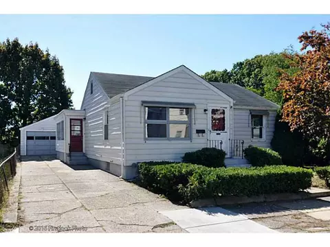 33 Pullen Ave, Pawtucket, RI 02861 photo 2