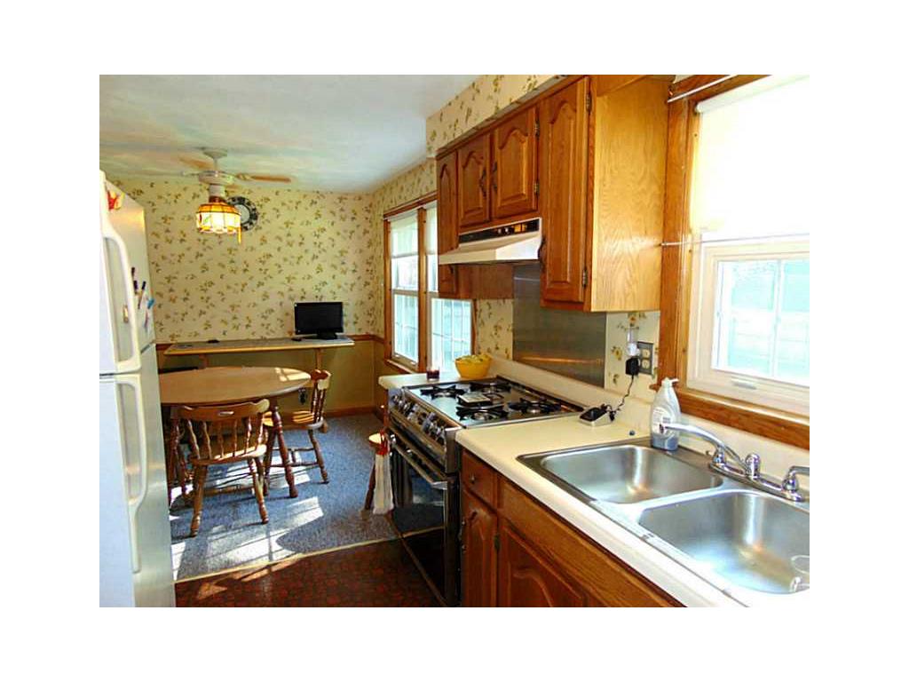 33 Griffith Dr, East Providence, RI 02915 photo 9