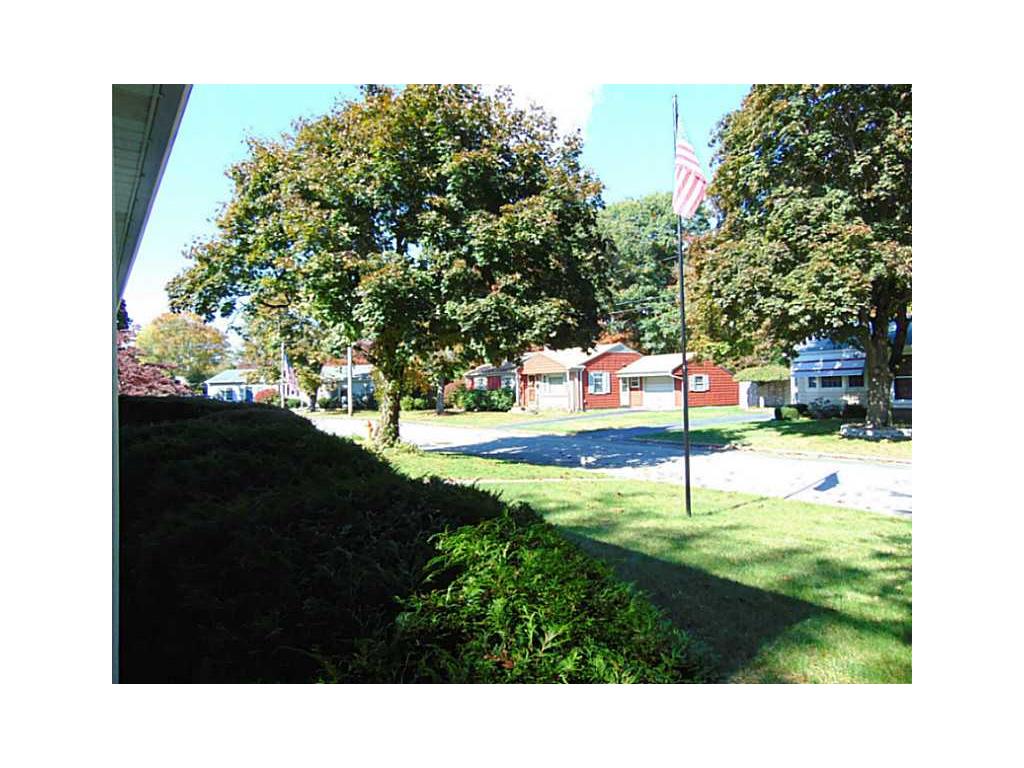 33 Griffith Dr, East Providence, RI 02915 photo 3