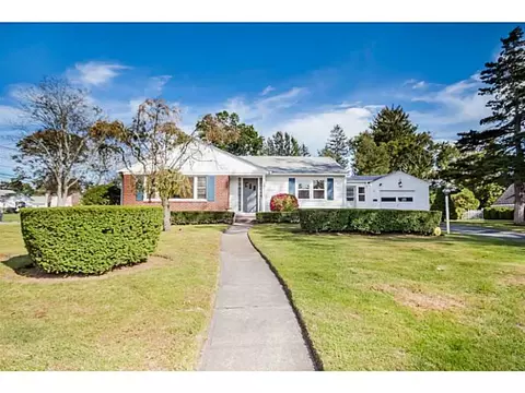 218 Algonquin Dr, Warwick, RI 02888 photo 1