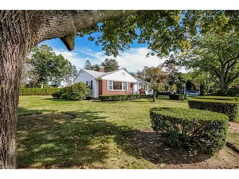 218 Algonquin Dr, Warwick, RI 02888 photo 2