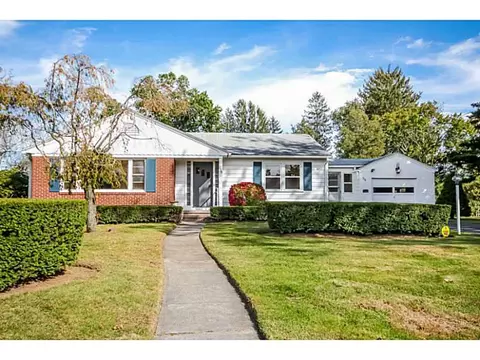 218 Algonquin Dr, Warwick, RI 02888 photo 5