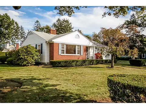 218 Algonquin Dr, Warwick, RI 02888 photo 3