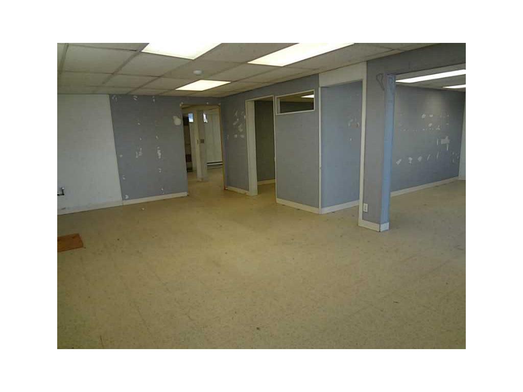 77 Oak St, Westerly, RI 02891 photo 2