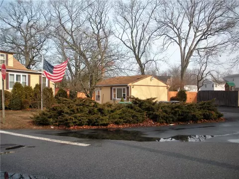528 W Shore Rd, Warwick, RI 02889 photo 2