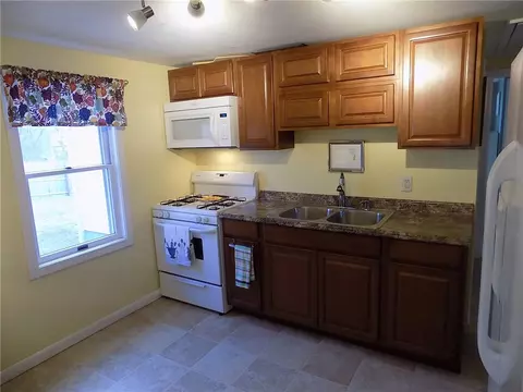 84 Bartlett Dr, Warwick, RI 02886 photo 4