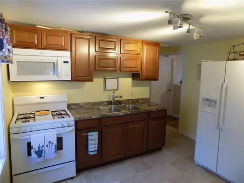 84 Bartlett Dr, Warwick, RI 02886 photo 3