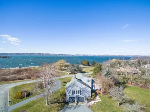 4 Arrowhead Dr, Tiverton, RI 02878 photo 1