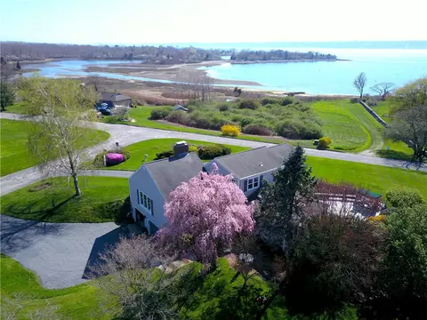 4 Arrowhead Dr, Tiverton, RI 02878 photo 2