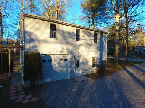 39 Robin Dr, Exeter, RI 02822 photo 2