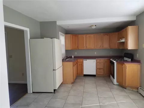 21 Snow St, Woonsocket, RI 02895 photo 4