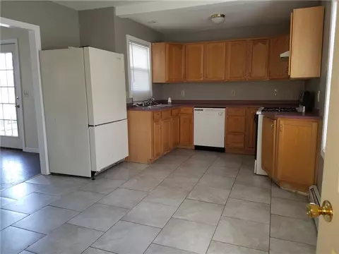 21 Snow St, Woonsocket, RI 02895 photo 5