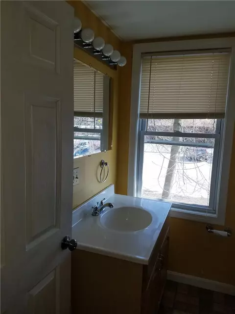 21 Snow St, Woonsocket, RI 02895 photo 9