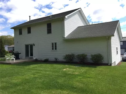 180 Mohawk Trl, Cranston, RI 02921 photo 2