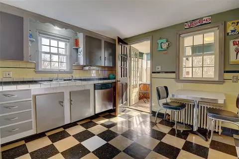 86 Pershing St, Cranston, RI 02910 photo 8