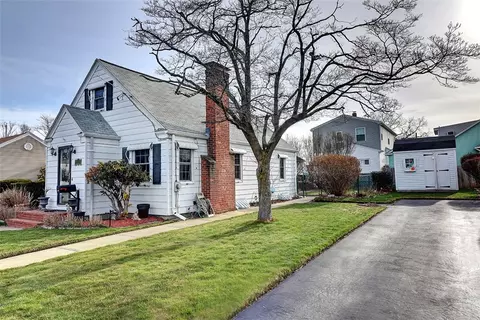 86 Pershing St, Cranston, RI 02910 photo 2