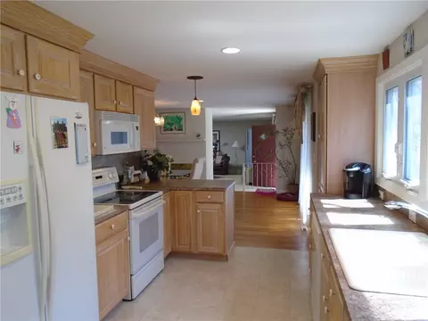 64 Red Chimney Dr, Warwick, RI 02886 photo 9