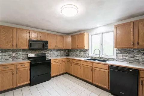 161 Spring Water Dr, Woonsocket, RI 02895 photo 2