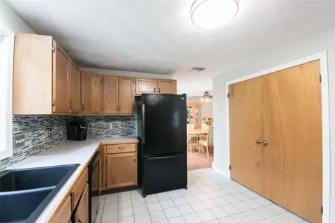 161 Spring Water Dr, Woonsocket, RI 02895 photo 4